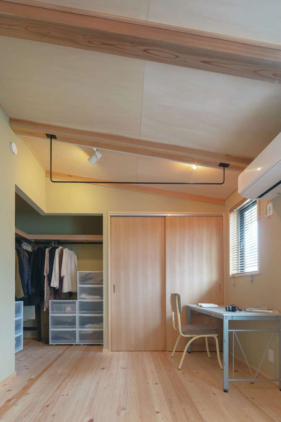 フジモクの家（富士木材）【子育て、自然素材、間取り】勾配天井で実際よりも広く感じられる主寝室。『フジモク』が造作したアイアンの部屋干し用ポールも大活躍