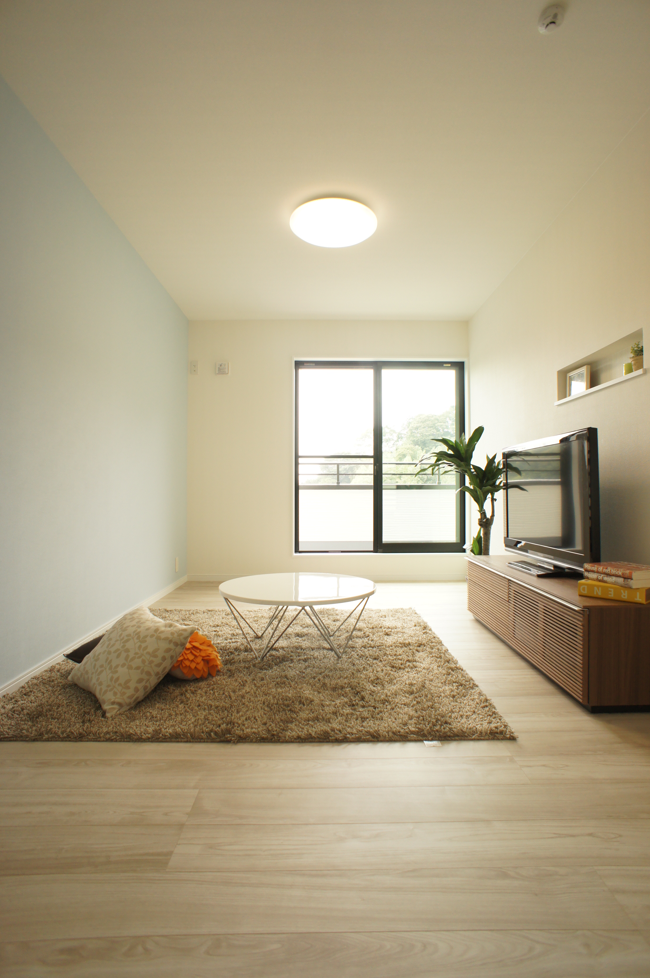 小野田産業～designers house project～｜窓からの自然光が差し込むシンプルでモダンな空間。淡い色合いが落ち着いた雰囲気を演出している。ニッチには好きな雑貨や写真を飾ることができる。