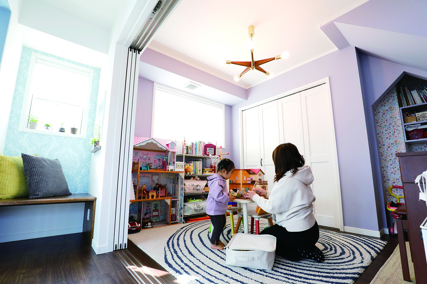 ジェネラルアメリカンホーム【デザイン住宅、輸入住宅、趣味】吹き抜けに面した2階のキャットウォークと、子どもの遊び場を兼ねた多目的ルームがつながっている