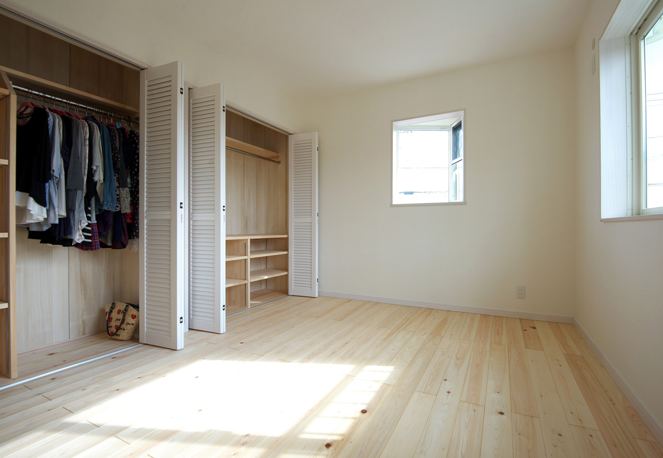 ワイズホーム｜ヒノキの床材で設った子ども部屋は、三角出窓がアクセント。クローゼットの間仕切りはワイズホームの手仕事