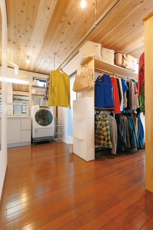 衣類はまとめて収納。居住空間のすっきりに貢献する