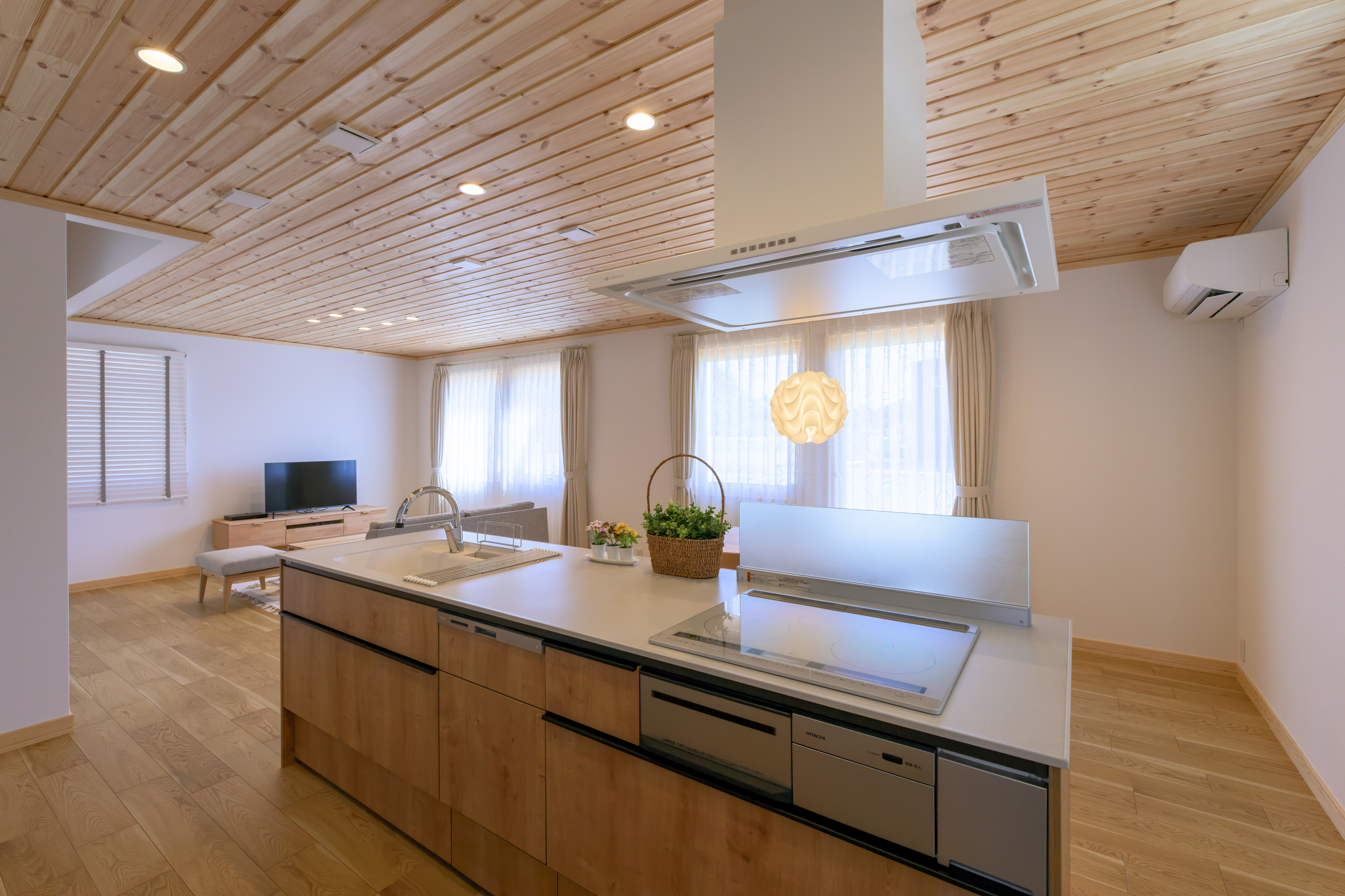 スウェーデンハウス 千葉支店｜人気のアイランドキッチン。広々とした作業スペースと収納が充実し、快適に料理ができます。