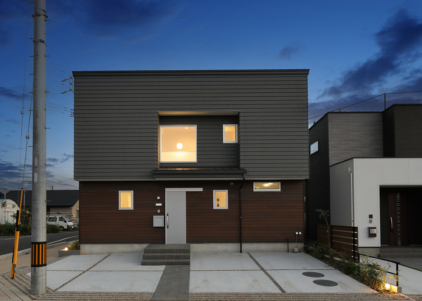 丸昇彦坂建設【デザイン住宅、趣味、間取り】プライバシーに配慮し、開口部は最小限に抑えた