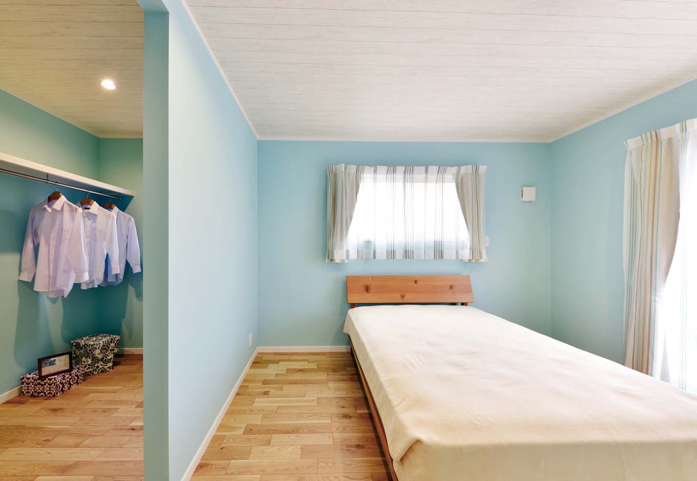 静鉄ホームズ【デザイン住宅、趣味、インテリア】採光や通風も考慮し、間仕切りで区切った寝室スペースをクローゼットスペース。