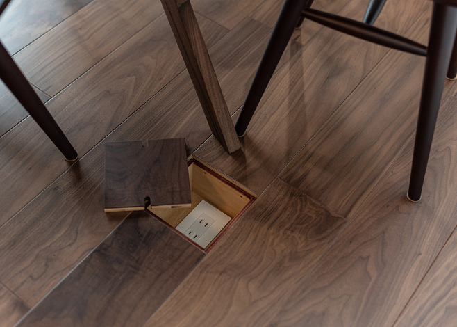 ダイニングの床に設置したコンセント