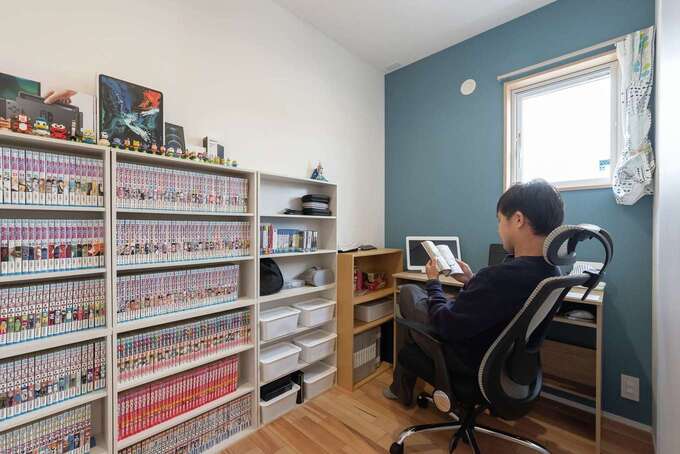 漫画本がぎっしりと並んだご主人の趣味部屋