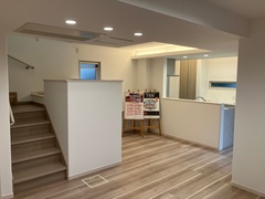 白を基調にした明るいダイニングスペースに、階段のアクセントが際立つ。開放感のあるレイアウトが魅力。