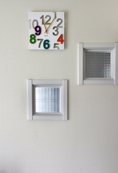 カラーガラスやクロスのアクセント等により個性あるリビングに。時計もガラスに合わせて配置してあり、とてもかわいらしくなっている