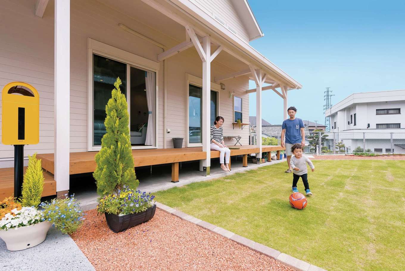 静鉄ホームズ【デザイン住宅、子育て、趣味】前庭に面したウッドデッキ。軒が深く、多少の雨や夏の強い陽射しもカット。子どもものびのびと遊べる