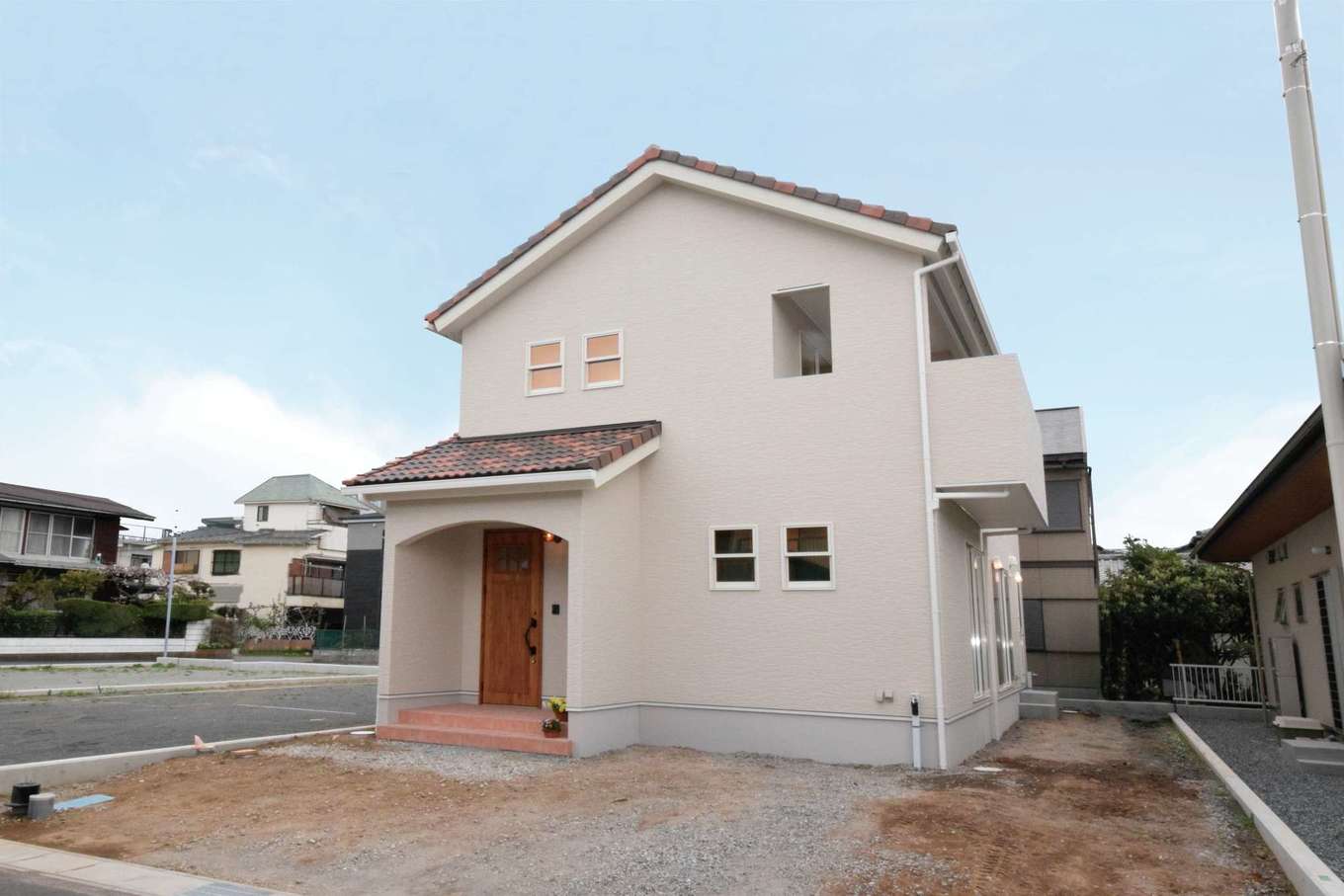 イーホーム【デザイン住宅、自然素材、間取り】木の温もりを感じる無垢材の床や建具と塗り壁は奥さまの希望。素材の質感を大切に、アーチの垂れ壁などプロヴァンス風のデザインを取り入れた