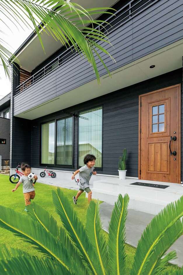 BBQや子どもプールを存分に楽しめる芝生の庭とテラス