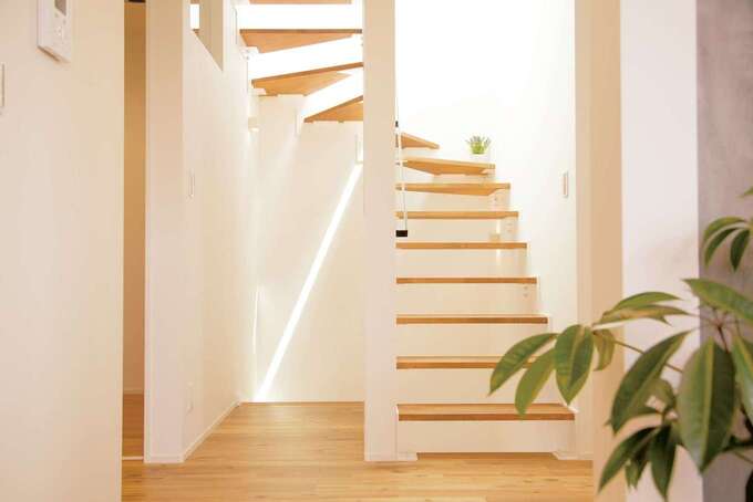 全プランで2階にLDKを配置。屋上からの光がスケルトン階段を通して導かれ、吹き抜けがあるような明るさと開放感に包まれる。同時に家族の声を行き来させる役割を持ち、自然なつながりを育むことに貢献。間取りの工夫で豊さを増やしている