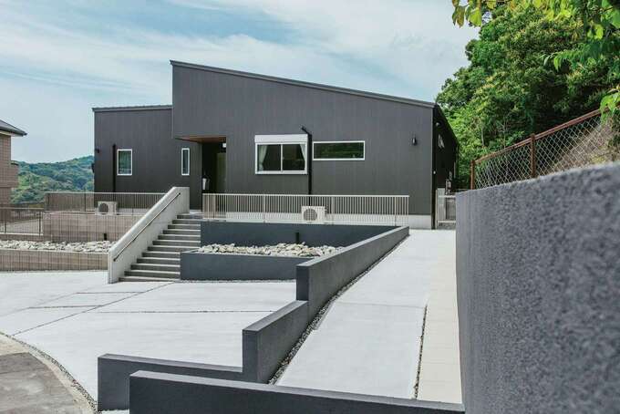 高台に佇むスタイリッシュな平屋。スロープ付きの外構は奥さまのお父さまが外観デザインに合わせて施工した