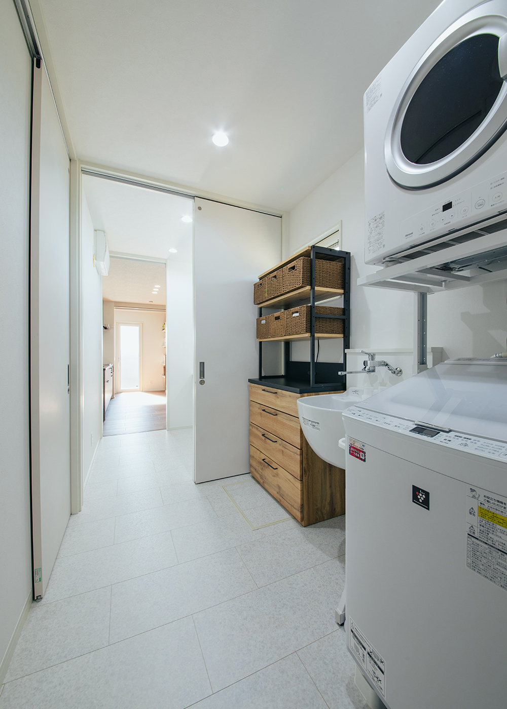 アイ工務店【子育て、間取り、平屋】キッチンから洗面室、脱衣兼ランドリー、浴室へと一直線につながる家事ラク動線