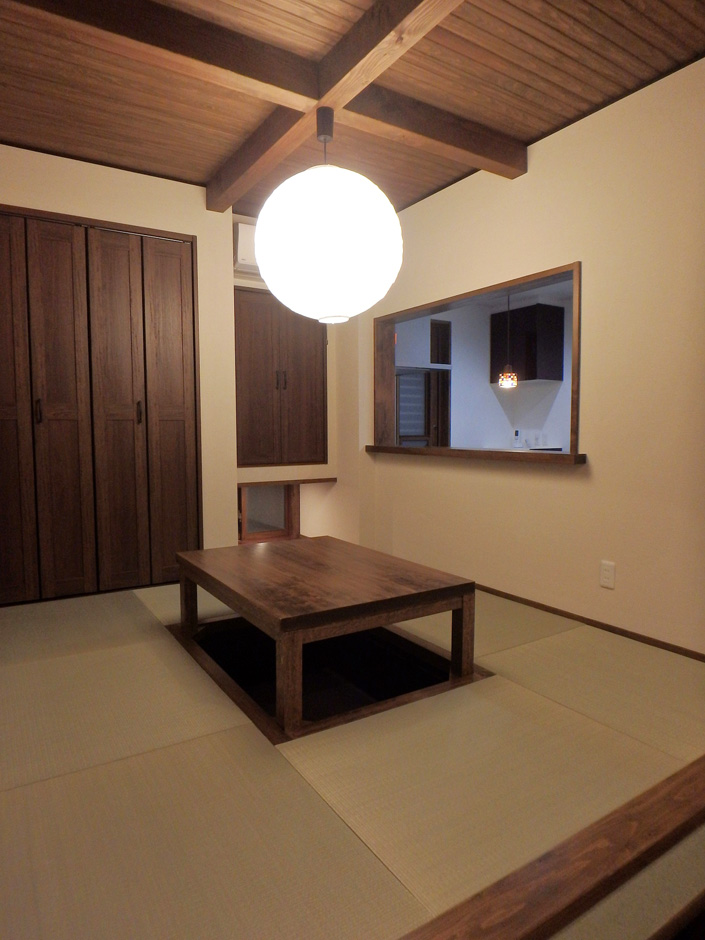 TDホーム静岡西 ウエストンホームズ【デザイン住宅、自然素材、平屋】小上がりの畳コーナーは大きな照明と掘りごたつで快適な空間となっている