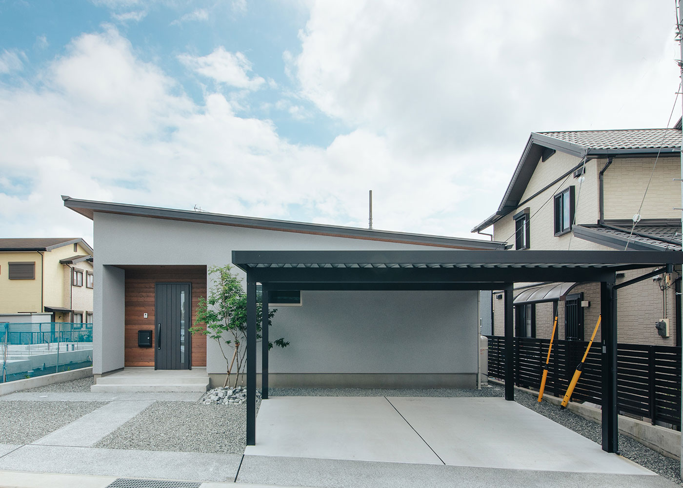 フジモクの家（富士木材）【子育て、自然素材、平屋】シックなカラーと抑えた屋根勾配がほどよいモダンさと落ち着きを放つ。外壁はALCパワーボード。PBフラット目地仕上げにより、塗り壁風の表情に仕上げている