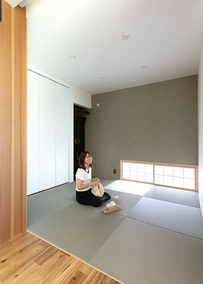 「亡くなった父といつも一緒にいられるように」と、仏間はリビングと一続きになるよう設計してもらった。障子付きの小窓から光が入る心地よいスペースだ。奥さまは、ここで趣味である編み物を楽しむことも