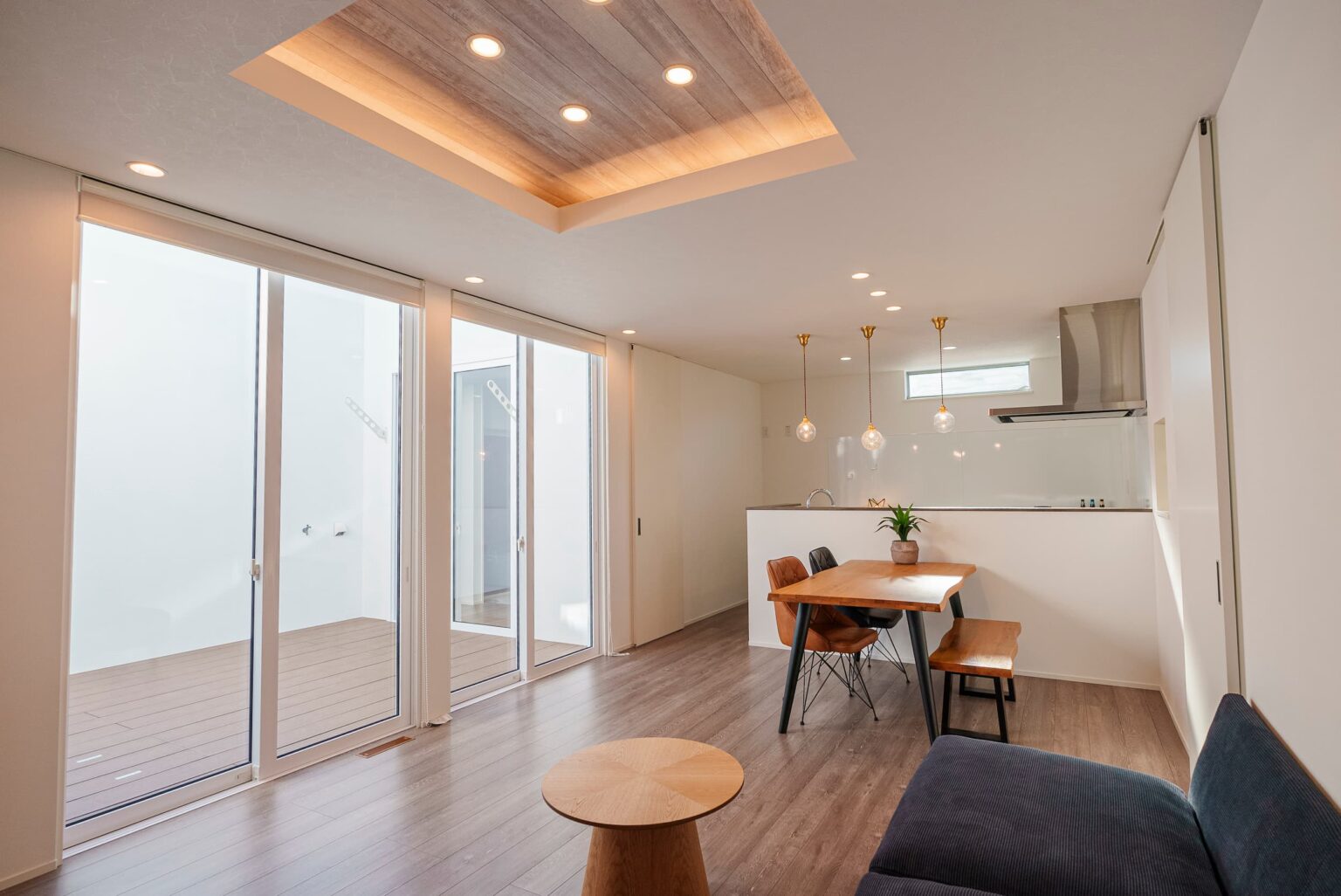 Touch House（タッチハウス）【子育て、間取り、平屋】買い物帰りもすぐに食材を冷蔵庫に入れられるよう、生活動線を短くプランニングされたLDK。キッチンからは中庭で遊ぶ子どもたちの様子が見守れる