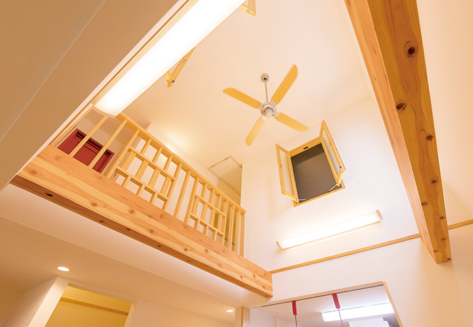 2階ホールは、壁ではなく格子に。細かいデザインは大工さんのセンスにおまかせして、大正解。そこに住まう家族はもちろん、訪れる客人にも配慮した自然素材が、居心地のいい空間を生み出す