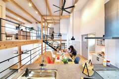 スキップフロアが絆をつなぐ二階建て・5層の「木箱house」
