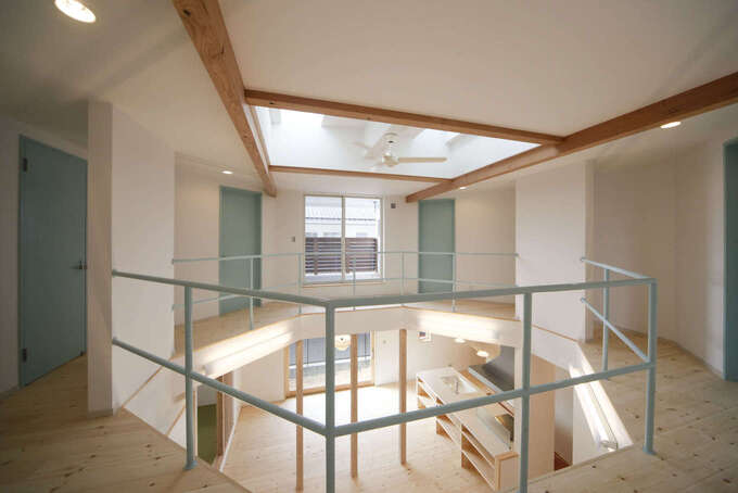 『ブルーハウス』の家は、センスあふれるカラーコーディネートも特徴の１つ。白壁と水色のアクセント、そして無垢の床や梁とのバランスが絶妙に調和している