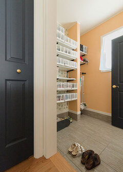 シューズクロークは広い土間を活かせるようオープンに。棚の下はご主人の趣味のスケートボードを収納するスペース