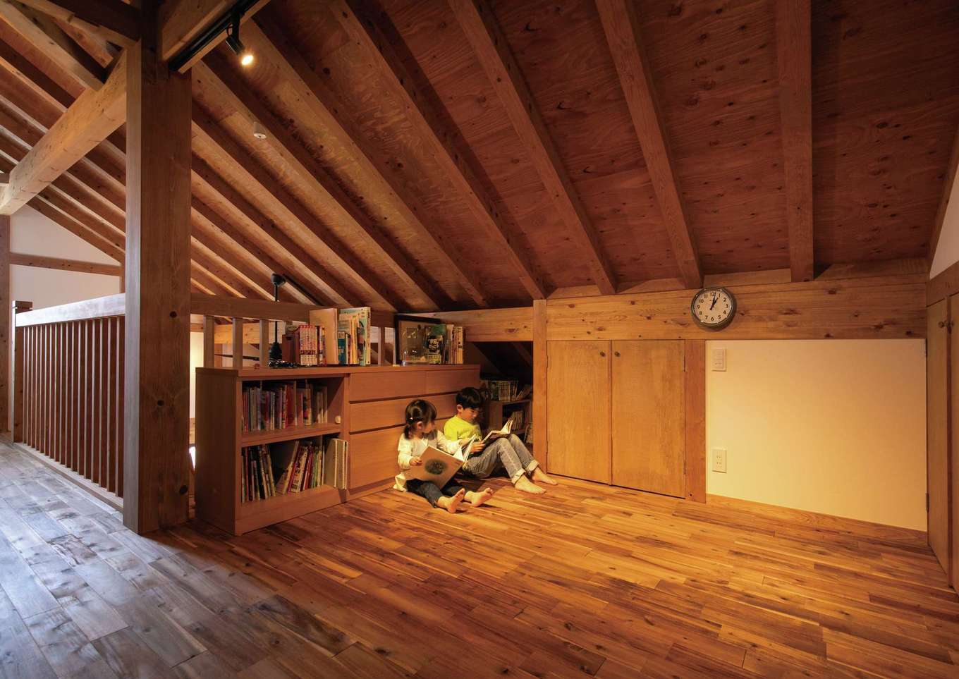 サイエンスホーム【趣味、自然素材、間取り】隠れ家のような小屋裏は、ファミリーライブラリーにもなっている
