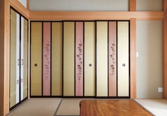 上品な金色のツムギ襖は、組子細工とともに職人の繊細な手仕事が光る。テッセンの花を透かし彫りしたオリジナルの建具は吉野杉を使用