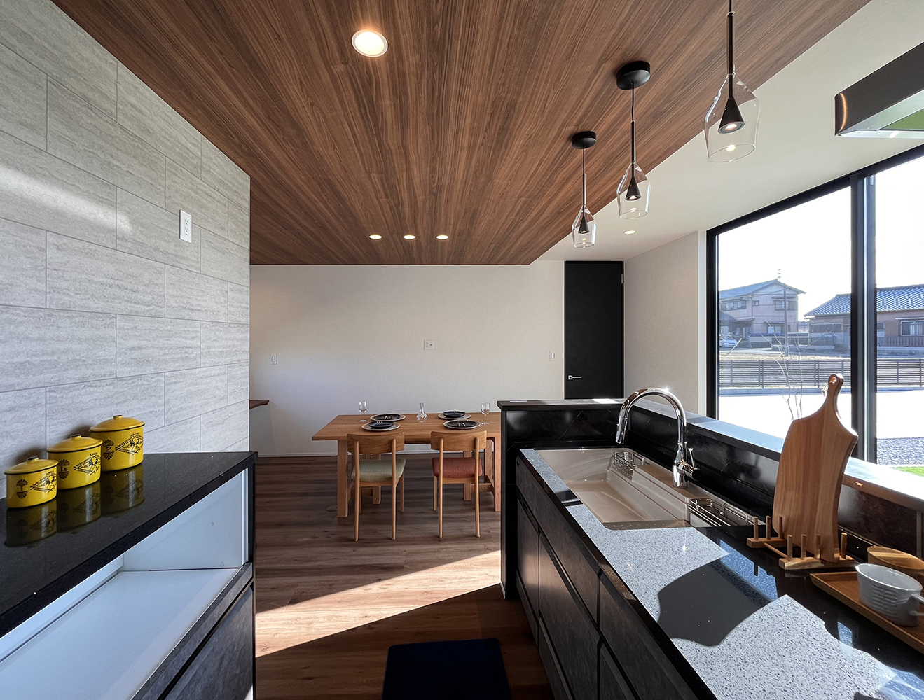 長坂篤建築研究所│nalabo（エヌエーラボ）【建築家、平屋、ガレージ】キッチンのすぐ前にしつらえた大開口。庭を眺めながら料理できる