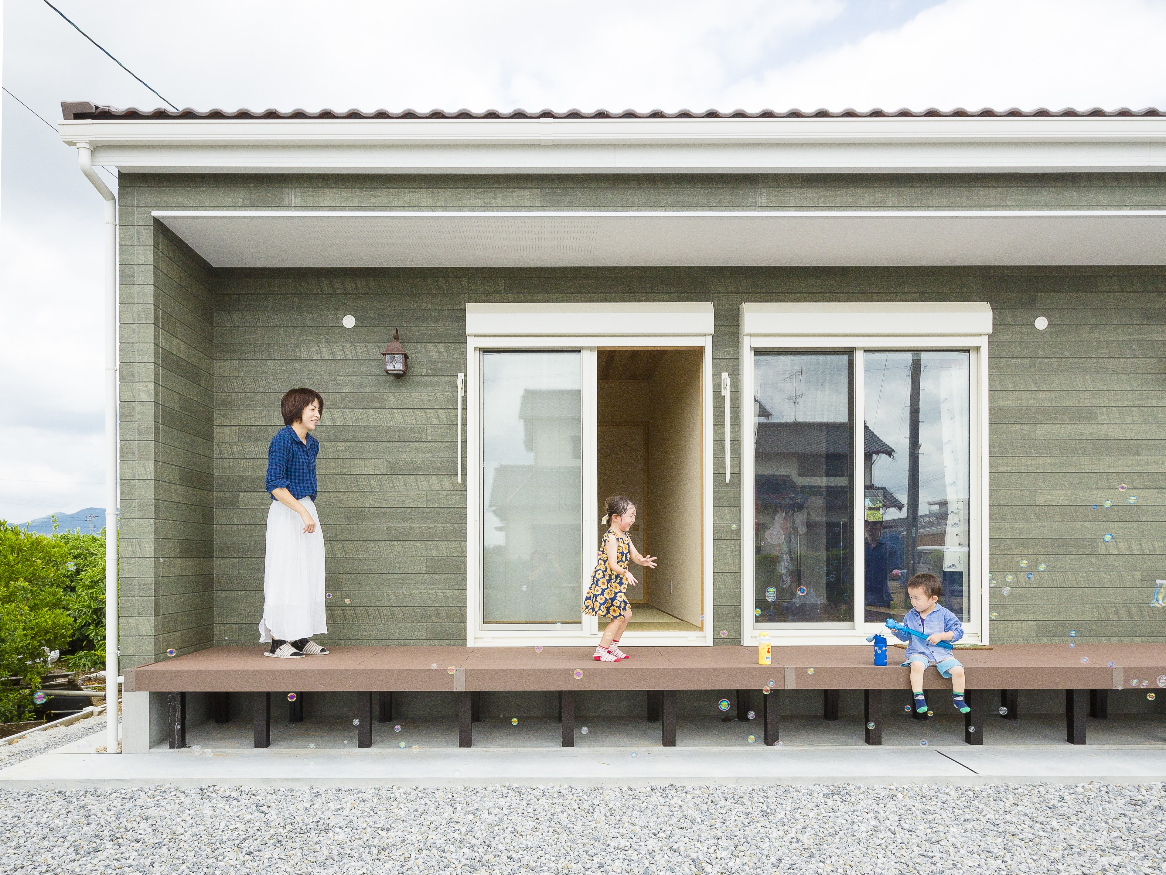 ひだまり工房【デザイン住宅、子育て、平屋】縁側のようなウッドデッキは第二のリビングとして大活躍しています。