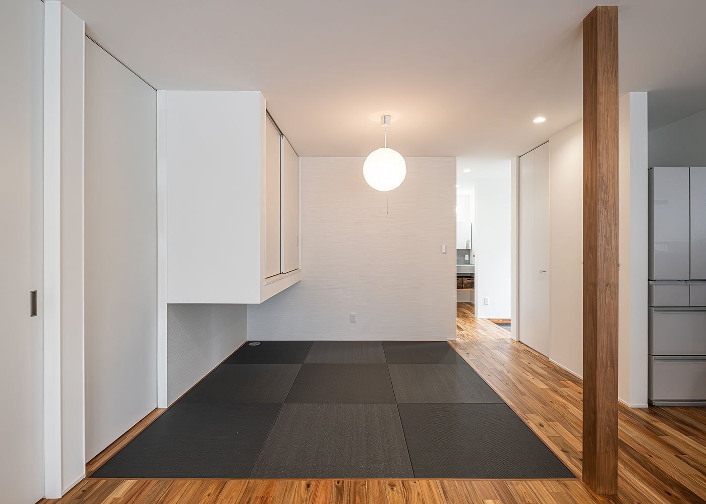 R＋house御殿場（岳南建設）【間取り、建築家、平屋】リビングの一部は畳スペースに。お掃除ロボットも使えるようフラットにした。親戚などが泊まる時は、客間としても使用する