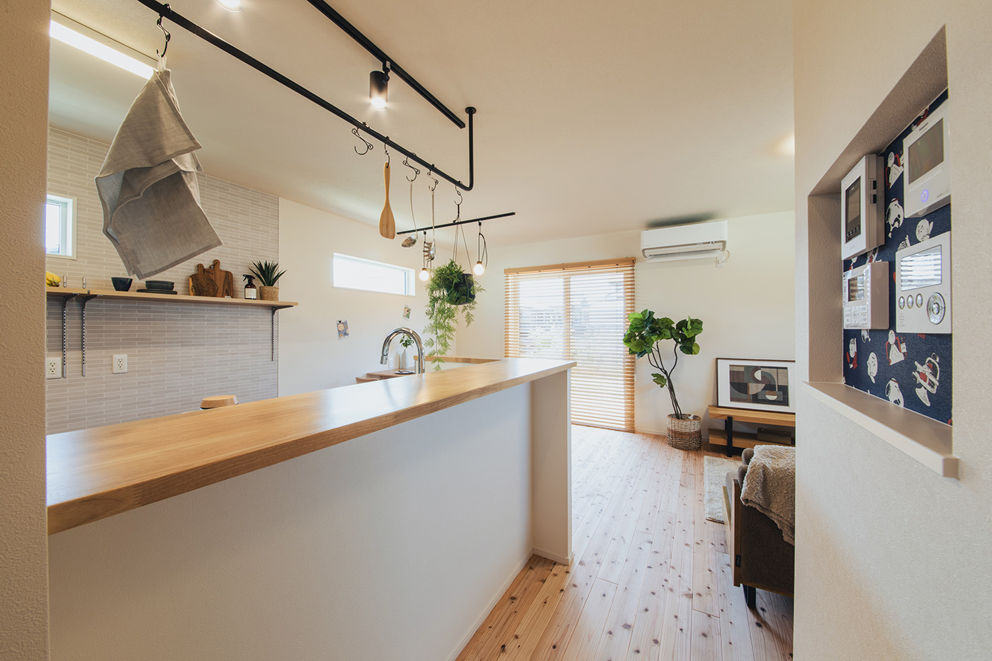 ユートピア建設【夫婦で暮らす、ペット、平屋】外からの視線を気にせず、のびのびと過ごせるように窓の位置や高さに配慮しつつ、自然光を取り入れている