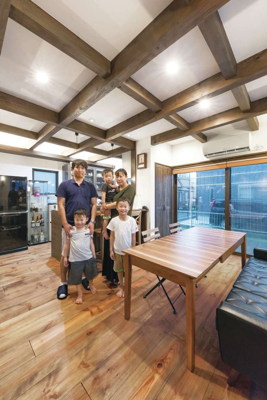 TDホーム静岡西 ウエストンホームズ【デザイン住宅、和風、自然素材】大らかさとあたたかさが溶け合うLDKは、親子双方にとって、安心して気持ちよく過ごせる場所に。窓の外にはウッドデッキと芝生の庭。バーベキューやプールが楽しみ