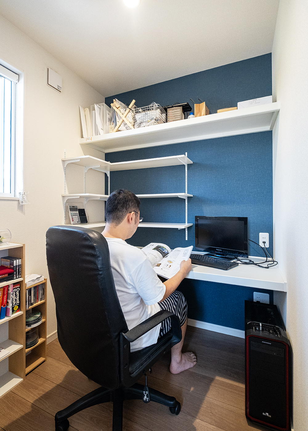 かにざわ工務店【デザイン住宅、輸入住宅、間取り】ご主人念願の書斎。アクセントウォールを採用したほか、収納用途に合わせて壁付けの棚を造作した