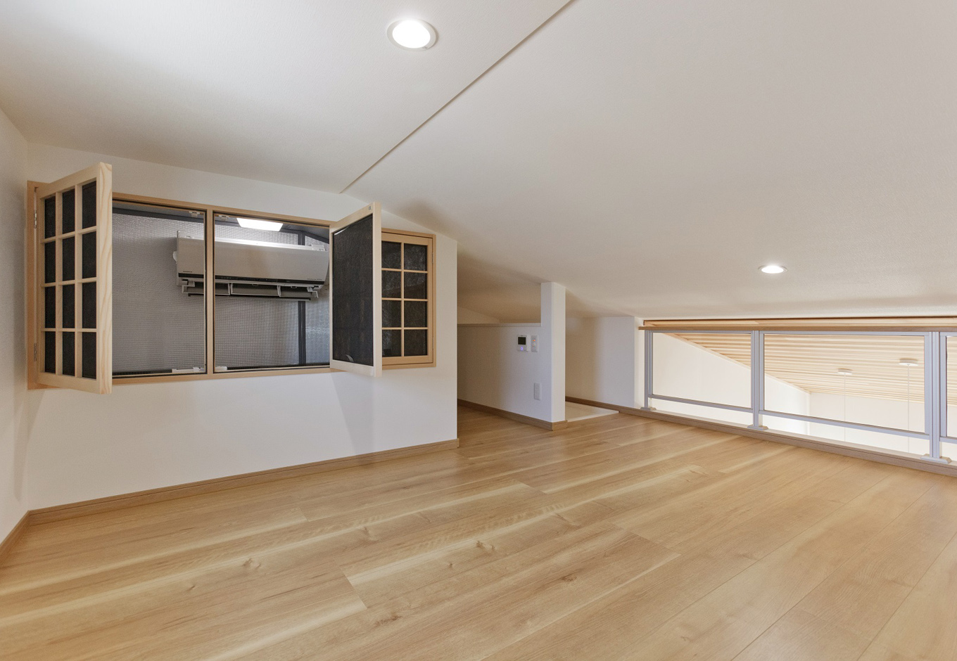 イデキョウホーム【デザイン住宅、省エネ、間取り】小屋裏にある空調室。PM2.5も除去できる強力フィルターで、ここから家中に心地良い風を送る
