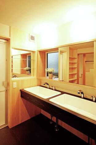 石牧建築｜2ボウルの洗面室。ご主人は娘さんと一緒に手を洗う時間が好き