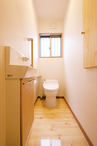 トイレの床はバーチではなくパインに。さりげないコストダウンの工夫