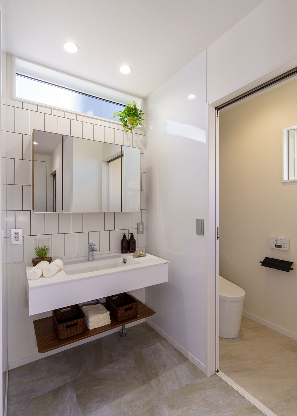 寺田工務店【デザイン住宅、省エネ、間取り】脱衣室と分けた洗面室はスッキリとした印象。来客時も生活感が出ないので安心だ。トイレと横並びなので、トイレ内には手洗い器を作らず、掃除も簡単に