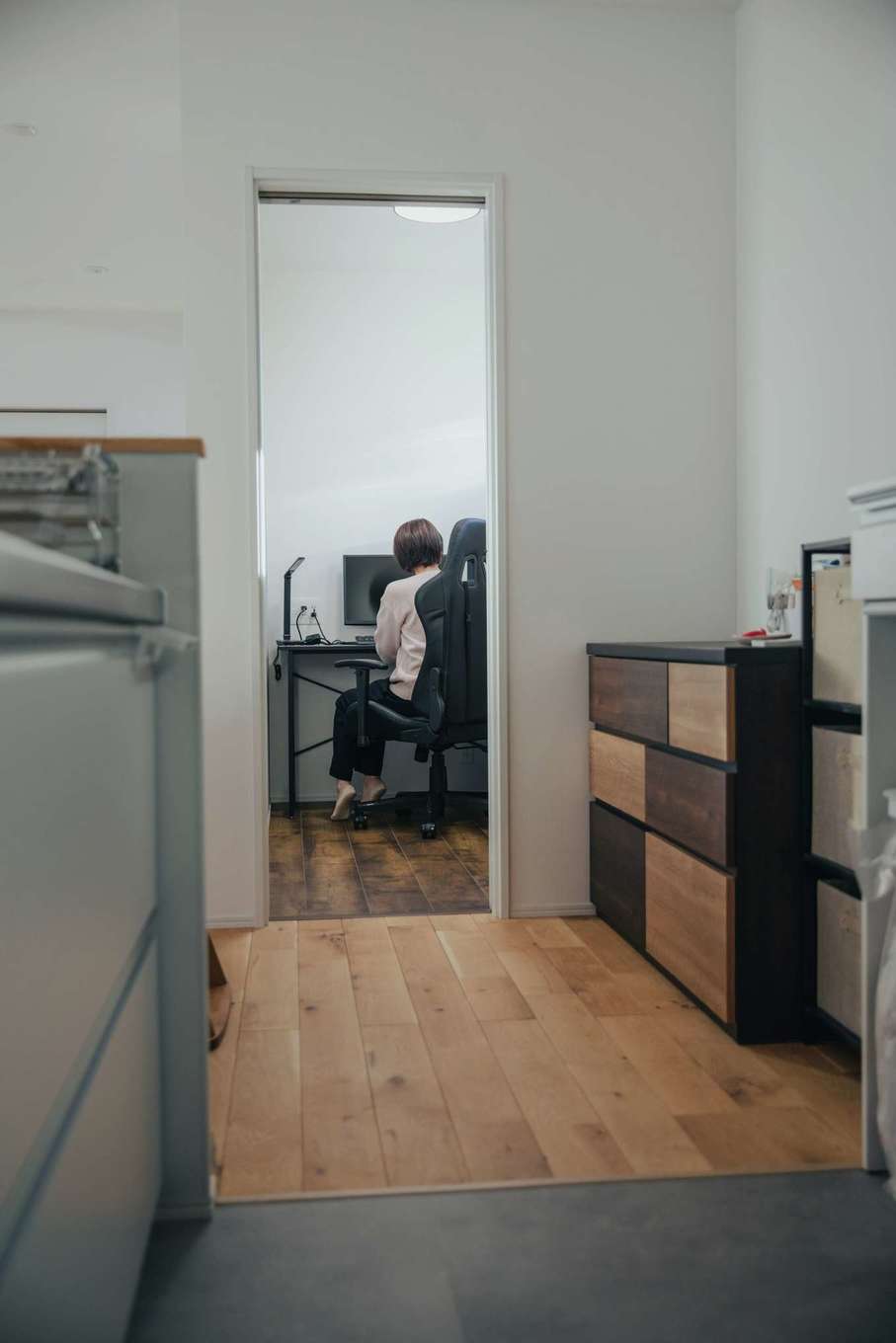 内田建設【デザイン住宅、建築家、平屋】キッチンから近い場所にしつらえた夫婦共有の書斎。リモートワークやオンライン会議に大活躍　