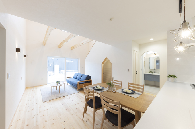 開放的で光あふれるLDKスペース。ナチュラルな木材とホワイトカラーの組み合わせが爽やかさを演出し、リラックスできる空間を提供している。