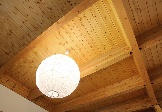 無垢板をふんだんに使い、優しさの感じられる天井。