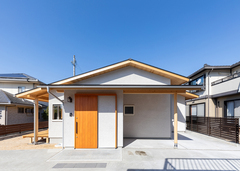 共働き夫婦がおだやかに暮らす自然素材の平屋建て