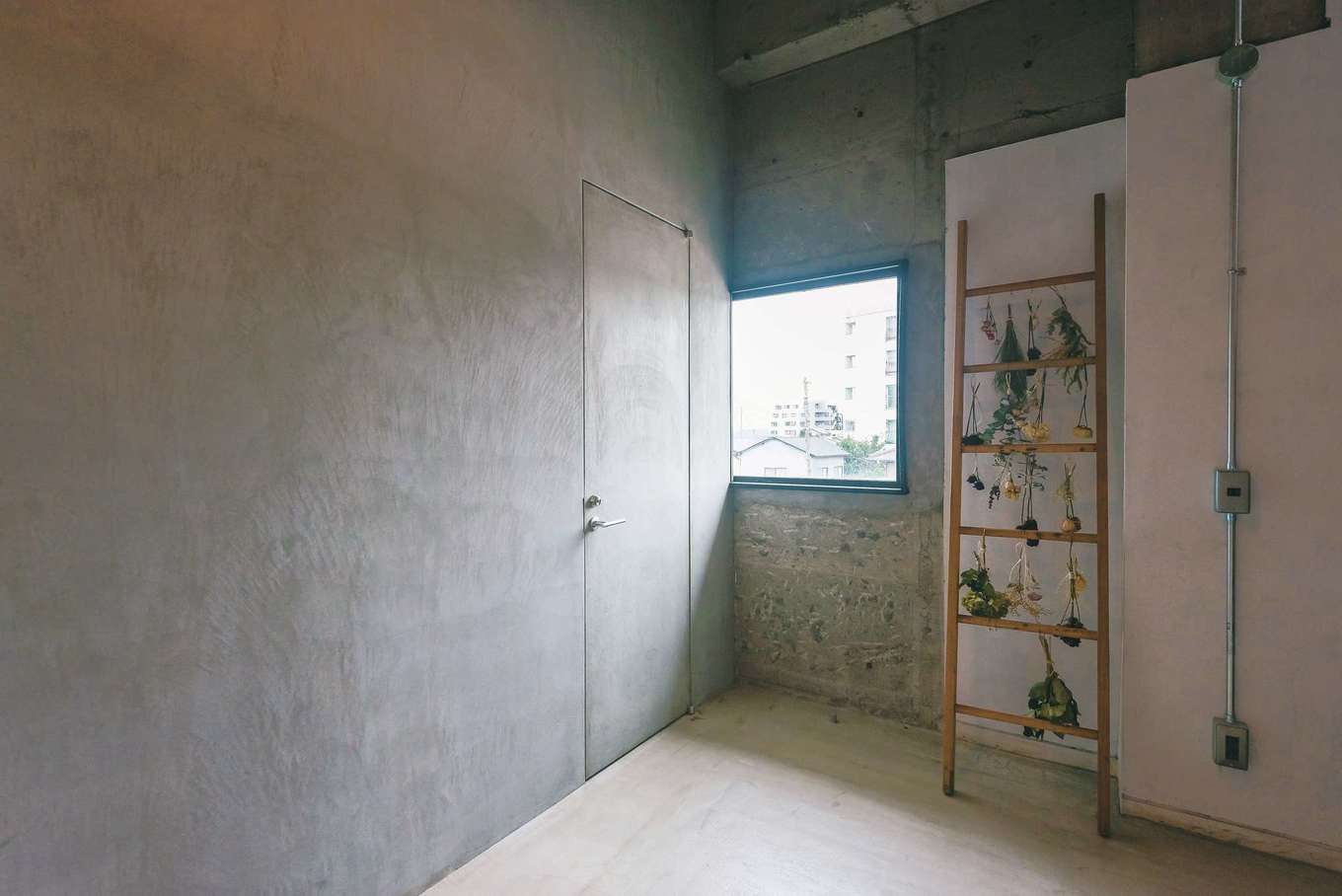 建杜 KENT（大栄工業）｜壁に合わせてトイレのドアもモルタル製