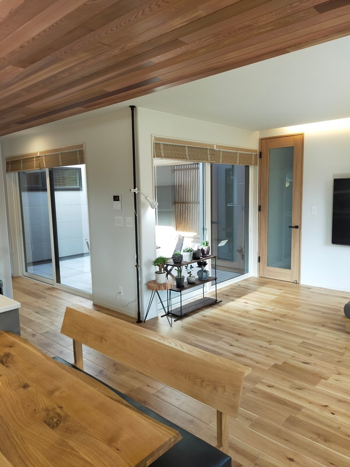 南西角から見渡すLDK。2つの掃き出し窓からテラスに出られる設計で、BBQの準備もスムーズ。