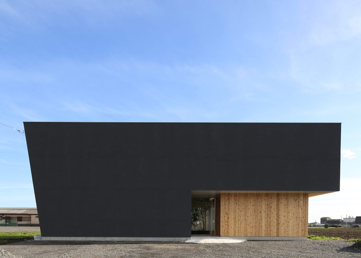 SIMPLE NOTE 豊川スタジオ【デザイン住宅、建築家、平屋】建築家住宅らしいエッジの効いた外観デザイン。中庭をつくることで、外観は窓のないすっきりとした印象に。プライバシーを守りながら、すべての部屋に光を取り込むことができる