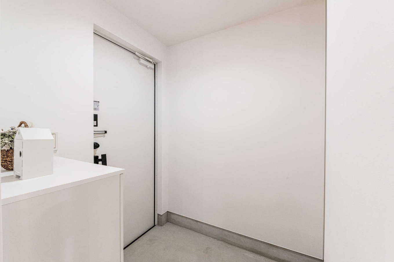 アーキテックス【デザイン住宅、間取り、平屋】すっきりとした玄関ホール。扉も白にして、統一感が生まれた。必要なものだけを収納するクローゼットも小さめに