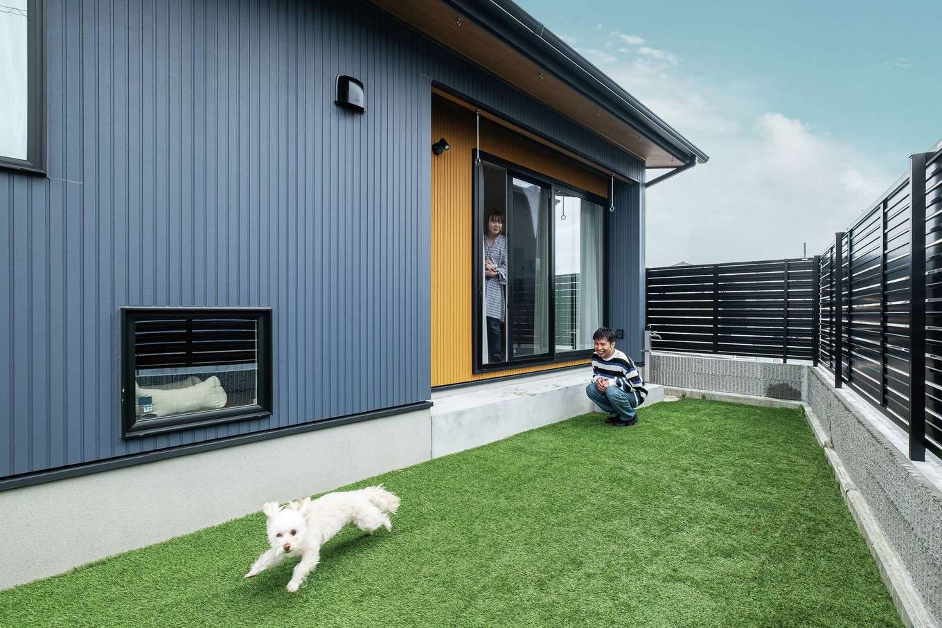 ぽっくハウス【リプルス】【1000万円台、ペット、平屋】人工芝の庭はドッグランとして大活躍。愛犬リバちゃんも嬉しそうに走り回る。フェンスで目隠ししてあるので、視線を浴びることなくBBQも子どもプールも楽しめる
