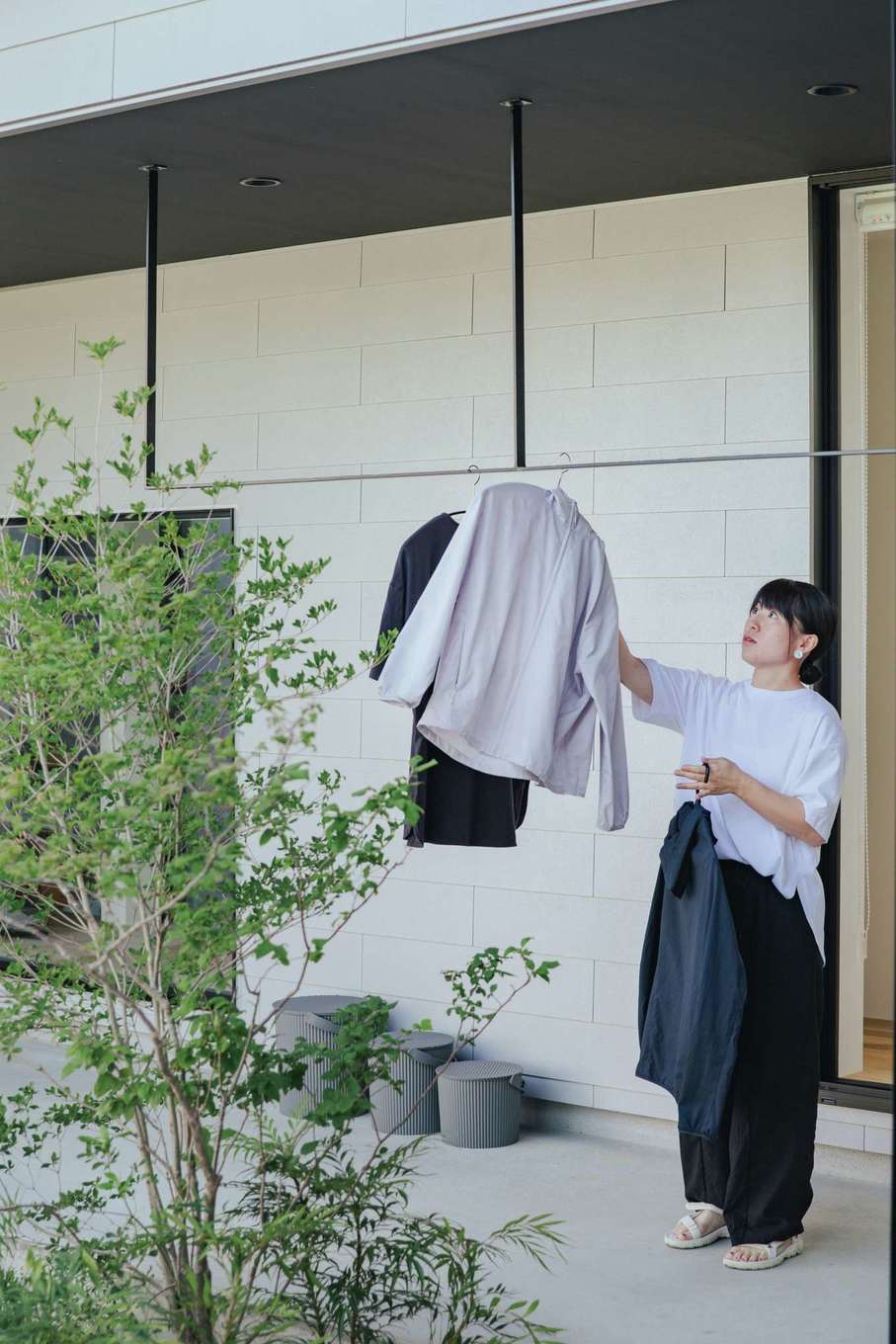 インフィルプラス【デザイン住宅、子育て、平屋】中庭には、物干し用にアイアンのハンガーバーが備え付けてある。庇が出ているため、急な雨に濡れるのも防げる