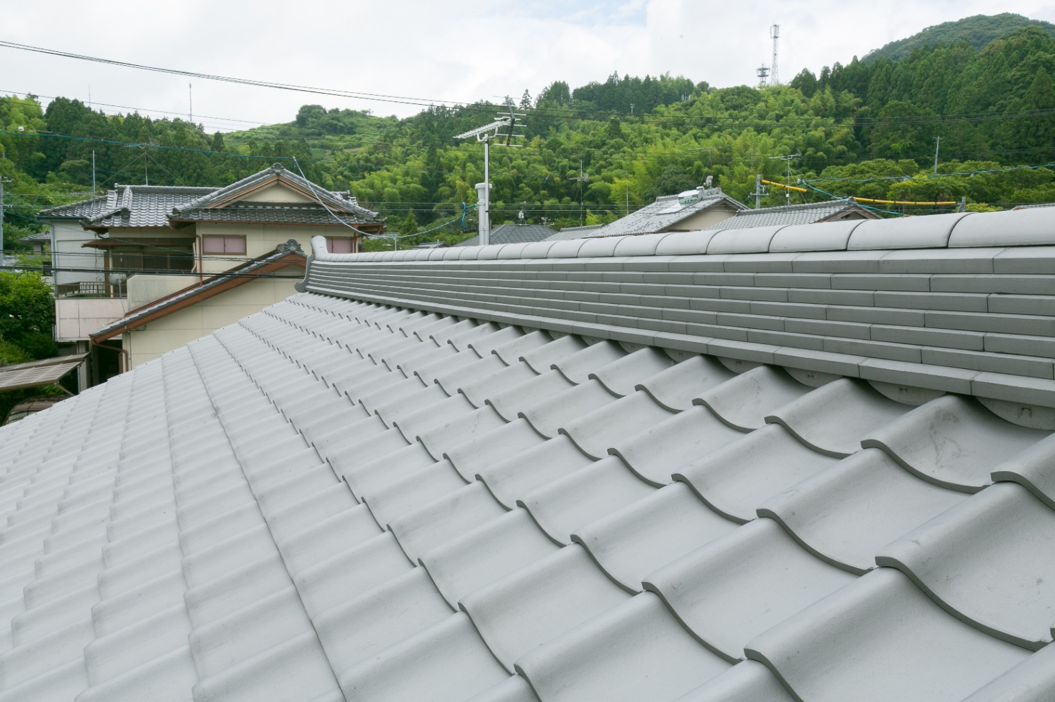 櫻 工務店【和風、自然素材、高級住宅】シンプルで美しい瓦屋根の外観。耐久性に優れたいぶし瓦