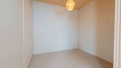 奥さまがこだわった和室。「誰かが泊まりに来たときには寝室に、子どもが小さいうちは遊び場にも使える自由な空間が欲しかったんです」と奥さま。SNSを参考に、琉球畳など気に入った素材を取り入れ、LDKともよく馴染むモダンな和室に仕上がった